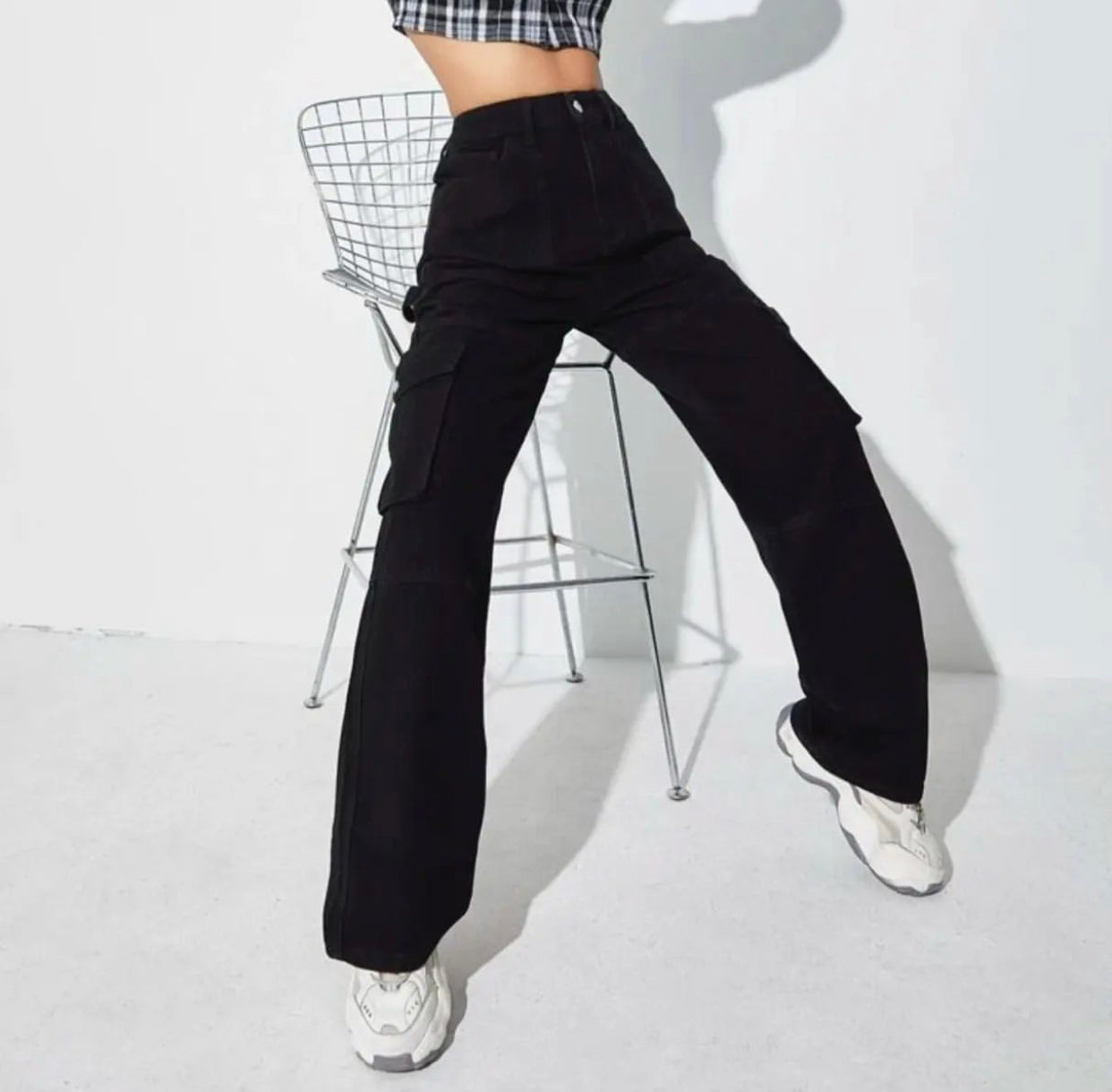 Flap Pocket buttoned Cargo Jeans